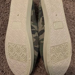 Size 8 Camouflage laced tennis shoes